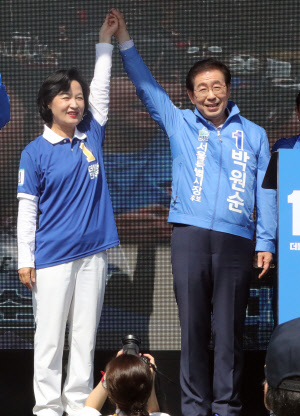 민주당 선대위원장인 추미애 대표가 지난달 31일 중랑구 면목역 광장에서 열린 류경기 중랑구청장 후보 출정식에 참석해 박원순 서울시장 후보와 맞잡은 손을 높이 들고 있다. 연합뉴스